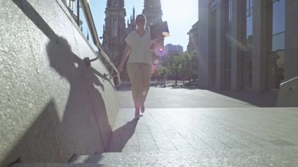 Деловая Женщина Высоких Каблуках Бросается Работу Бизнес Центр Поднимаясь Лестнице — стоковое видео