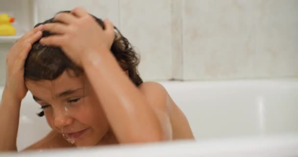머리카락을 아이가 화장실에서 목욕하고 있습니다 행복한 재미와 화장실에 속이는 고품질 — 비디오