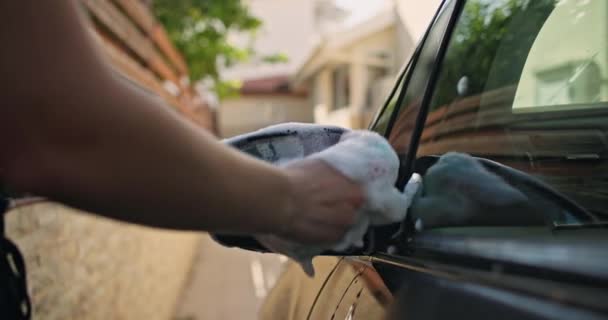 Close Mãos Lavar Carro Casa Com Uma Toalha Lavar Limpeza — Vídeo de Stock
