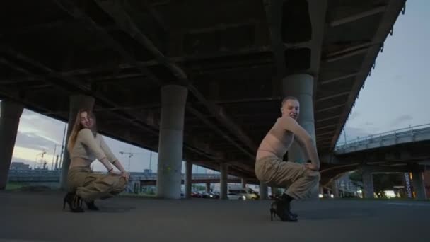 Elevating Stage Mesmerizing Dance Collaboration Talented European Artists Urban Setting — Vídeo de Stock