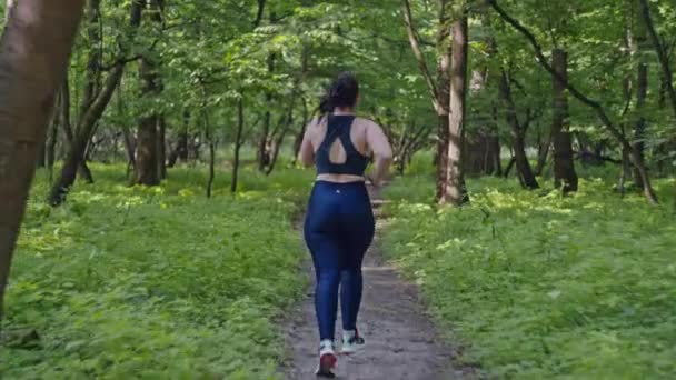Biała Dziewczyna Biegająca Lesie Dresie Zdrowy Aktywny Tryb Życia Cardio — Wideo stockowe