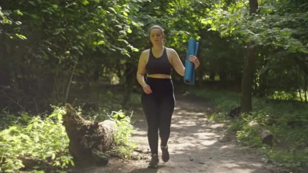 Piękna Dziewczyna Spaceruje Matą Jogi Lesie Aby Uprawiać Fitness Zdrowy — Wideo stockowe