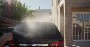 Bir Kadın Arabasını Seviyor: Tutkulu Oto Hırslı Temizlikçi Aracını Temizliyor, Yola Çıkmaya Hazır. Yüksek kalite 4k görüntü