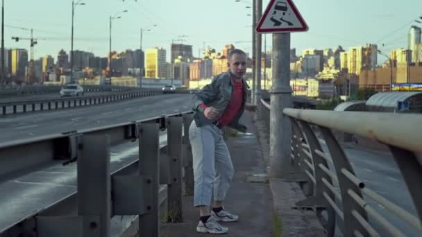 City Urban Guy Dancing Street Dance Bridge Road Which Cars — Stock Video