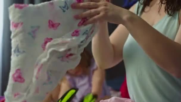 Κοντινό Πλάνο Μητέρας Που Πακετάρει Ρούχα Βαλίτσα Παιδιά Στο Σπίτι — Αρχείο Βίντεο