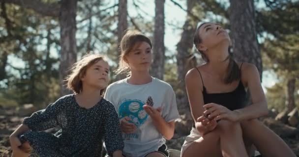 Beyaz Bir Anne Kızları Çam Ormanında Piknik Yapıyorlar Güzel Bir — Stok video