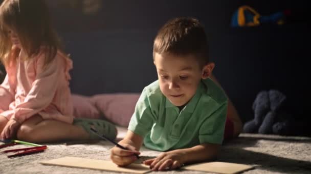 Παιδιά Ζωγραφίζουν Μια Ευτυχισμένη Παιδική Ηλικία Μολύβια Ξαπλωμένα Στο Πάτωμα — Αρχείο Βίντεο