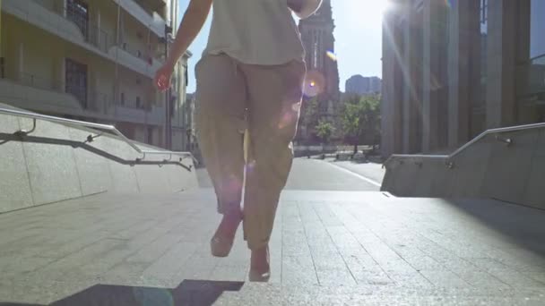 Деловая Женщина Каблуках Поднимается Лестнице Офис Крупный План Женщины Наги — стоковое видео
