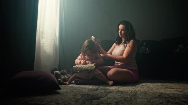 Καυκάσια Μητέρα Χτενίζει Τις Κόρες Της Ενώ Κάθεται Στο Πάτωμα — Αρχείο Βίντεο