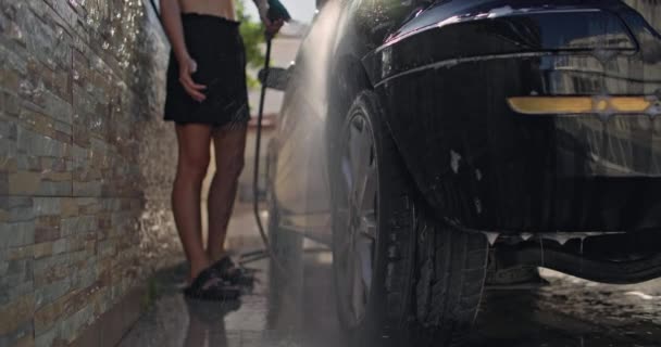 有效的家庭洗车 妇女在她的车场舒适地清洁她的车辆 以进行一次有趣的道路旅行 高质量的4K镜头 — 图库视频影像