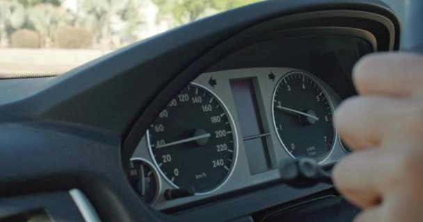 Упритул Спідометра Автомобіля Стрілка Піднімається Вершину Прискорення Жіночі Руки Кермі — стокове відео