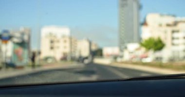 Şehir merkezindeki bir arabanın arka plan video görüntüsü var. Ofis merkezinde çalışan bir insan. Yüksek kalite 4k görüntü