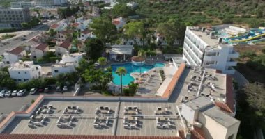 Kıbrıs Rum Kesimi, Protaras, Yeşil Körfez veya Kaplumbağa Sahili. Bir adada deniz kenarında havuzu olan bir otel, rahatlama ve dinlenme. Yüksek kalite 4k görüntü