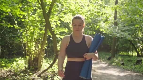 Kobieta Trzymająca Rękach Matę Jogi Chodzi Trening Fitness Parku Piękna — Wideo stockowe
