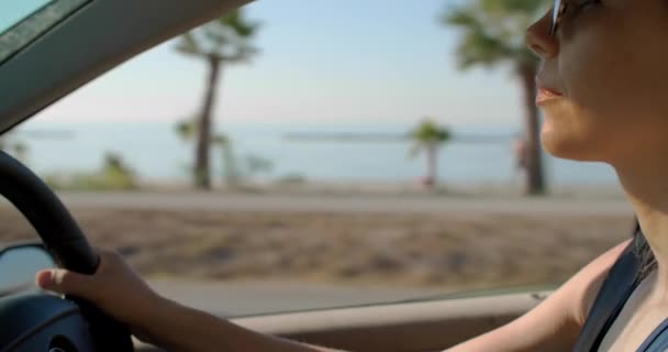 Κοντινό Πλάνο Μιας Γυναίκας Που Οδηγεί Αυτοκίνητο Κορίτσι Πηγαίνει Στη — Αρχείο Βίντεο