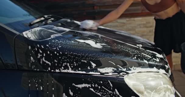 Мити Машину Мочалкою Піною Вдома Жінка Очищає Машину Від Пилу — стокове відео