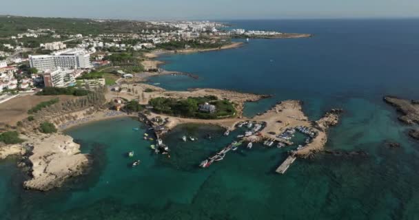 Vue Aérienne Luxueuses Resorts Plage Chypre Protaras Beauté Côtière Sereine — Video