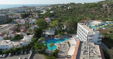 Kıbrıs Rum Kesimi, Protaras, Yeşil Körfez veya Kaplumbağa Sahili. Otelleri ve plajları olan güzel bir sahil turistik bir noktadır. Yüksek kalite 4k görüntü