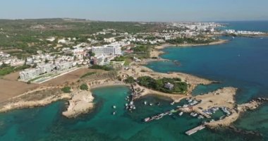 Kıbrıs 'ın Protaras kentinin Birds-Eye Manzarası: Deniz kenarındaki Geri çekilmeler ve Çarpıcı Uçurumlar. Yüksek kalite 4k görüntü