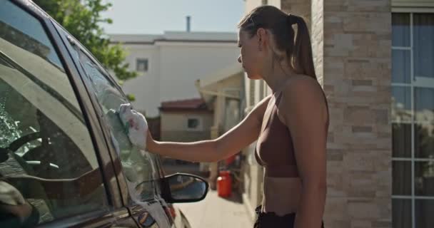 Kobieta Myjąca Samochód Gąbką Automatyczne Czyszczenie Usuwanie Brudu Domu Wysokiej — Wideo stockowe