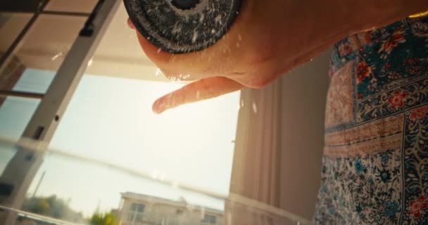 Großaufnahme Von Eingelegte Kochsalz Zeitlupenvideo Einer Frauenhand Die Einen Wasserkocher — Stockvideo