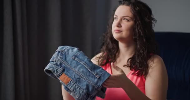 Efektywne Ekscytujące Wakacje Prep Oglądaj Jako Kobieta Przemyślane Pakuje Różne — Wideo stockowe