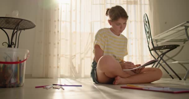 Dziecko Zajmuje Się Sztuką Rysuje Domu Siedząc Podłodze Kreatywne Dziecko — Wideo stockowe