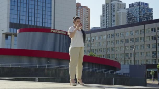 Businesswoman Classic Clothes Talking Phone Drinking Coffee Cityscape Woman Hurry — Stock Video