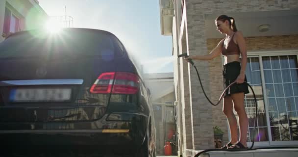 Uma Mulher Caucasiana Lava Carro Com Água Uma Mangueira Casa — Vídeo de Stock