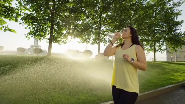 Flicka Dricker Vatten Flaska Efter Morgonrunda Kvinna Går Hem Utmattad — Stockvideo