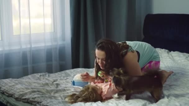 母性の美しさを受け入れる 笑いの母 タイトハグ そして母と娘としての本物の喜びは ベッドで貴重な時間を共有します 高品質の4K映像 — ストック動画