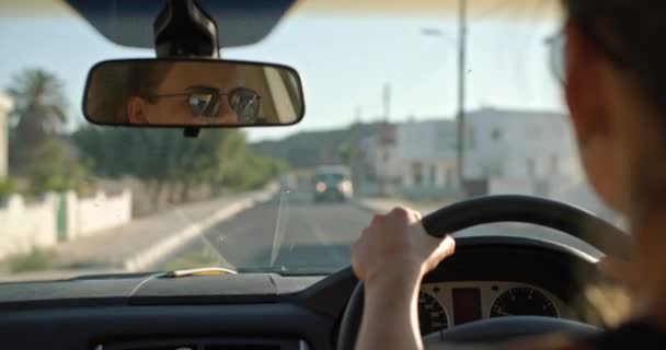 Piękna Biała Kobieta Prowadząca Samochód Dziewczyna Jedzie Wycieczkę Wakacje Rękami — Wideo stockowe