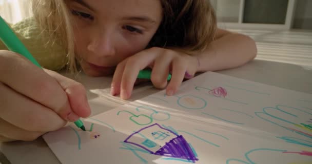 子供が紙に鉛筆を貼った家を描く 幸せな女の子は芸術 家庭と家族の暖かさの概念で覆われています 高品質の4K映像 — ストック動画