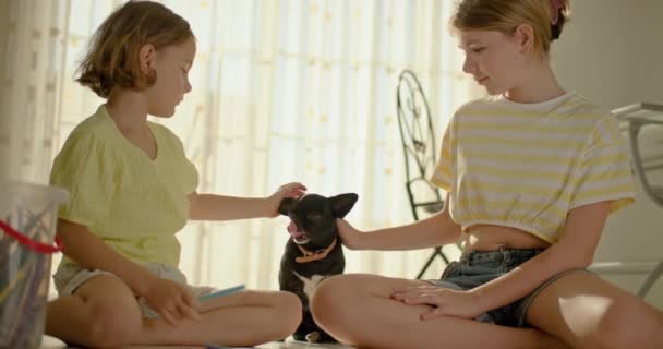 Siostry Bawią Się Psem Salonie Dziewczyny Kochają Zwierzaka Głaskają Jego — Wideo stockowe