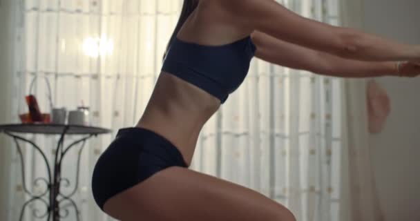 拥抱一个积极的生活方式 运动女性的家庭健身常规与瑜伽和锻炼 高质量的4K镜头 — 图库视频影像