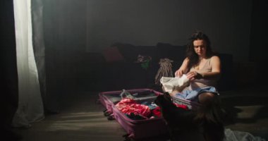 Birlikte Yolculuk: Bir Kadın ve Köpek Arkadaşına Katıl Bavullarını Coşkuyla Toplarken, Heyecanlı Bir Uçak Yolculuğuna Gelirken. Yüksek kalite 4k görüntü