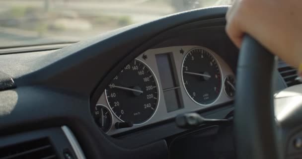 Sofistike Şık Araba Kullanan Kadın Arabasındaki Ofis Keşif Dükkanlarına Gidiyor — Stok video