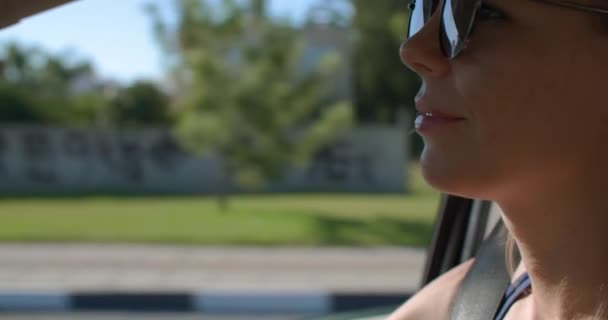 エレガントなスタイリッシュな女性の運転 彼女の高級車でオフィスやショッピングに通勤 高品質の4K映像 — ストック動画