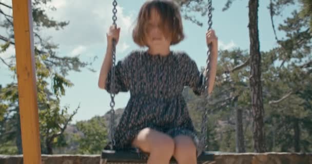 Красивый Улыбающийся Счастливый Ребенок Едет Качелях Лесу Горах Веселое Детство — стоковое видео