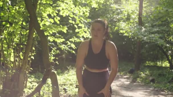 Wzmocnienie Treningu Świeżym Powietrzu Size Kobieta Biegająca Przyrodzie Wysokiej Jakości — Wideo stockowe
