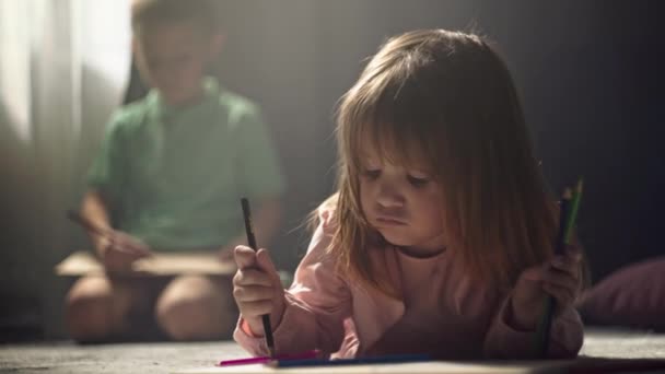 Uwolnienie Wyobraźni Wzruszająca Scena Słodkiej Dziewczyny Zachwycającej Się Rysowaniem Ołówkiem — Wideo stockowe