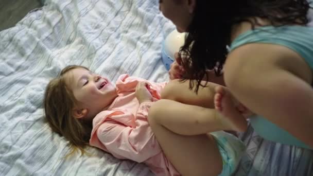 Capturando Momentos Conmovedores Unión Madre Hija Risa Compartida Afecto Alegría — Vídeo de stock