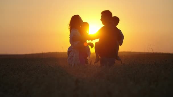 Silhouette Einer Familie Mit Kindern Die Sich Bei Sonnenuntergang Umarmen — Stockvideo