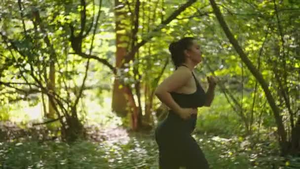 复兴公园里的锻炼 活跃的女孩拥抱Natures Energy 高质量的4K镜头 — 图库视频影像