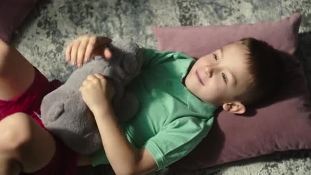 捕捉纯真的珍贵时刻 一个充满热情的小男孩与一头毛绒绒的泰迪熊在舒适的家进行对话和心情舒畅的游戏 高质量的4K镜头 — 图库视频影像