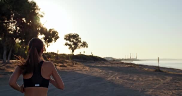 Inizia Tua Giornata Attiva Ispirando Sunrise Jog Con Donna Atletica — Video Stock
