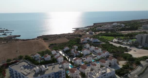 Objevování Protaras Letecký Pohled Středomořské Pobřeží Beachfront Resorts Vysoce Kvalitní — Stock video