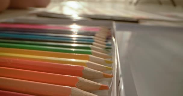 Vídeo Fundo Close Lápis Multi Coloridos Sendo Tomadas Por Uma — Vídeo de Stock