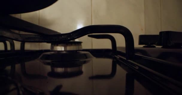 Evdeki Ocakta Yemek Pişirme Şömineyi Yakma Yüksek Kalite Görüntü — Stok video