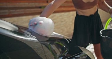 Evdeki Kadın 'dan Köpük Süngerli Araba Yıkama. Oto Temizleme ve Detaylandırma. Yüksek kalite 4k görüntü